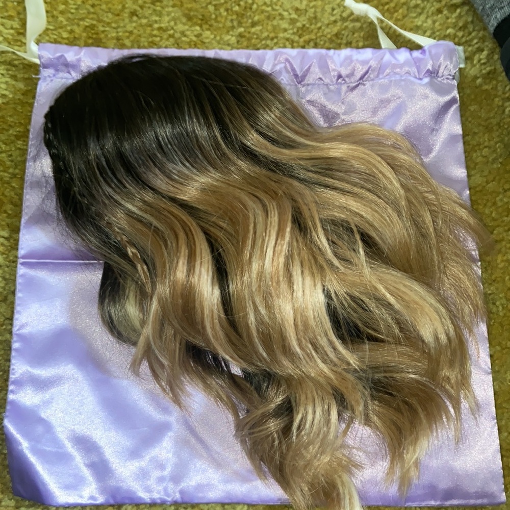 Short blonde wig